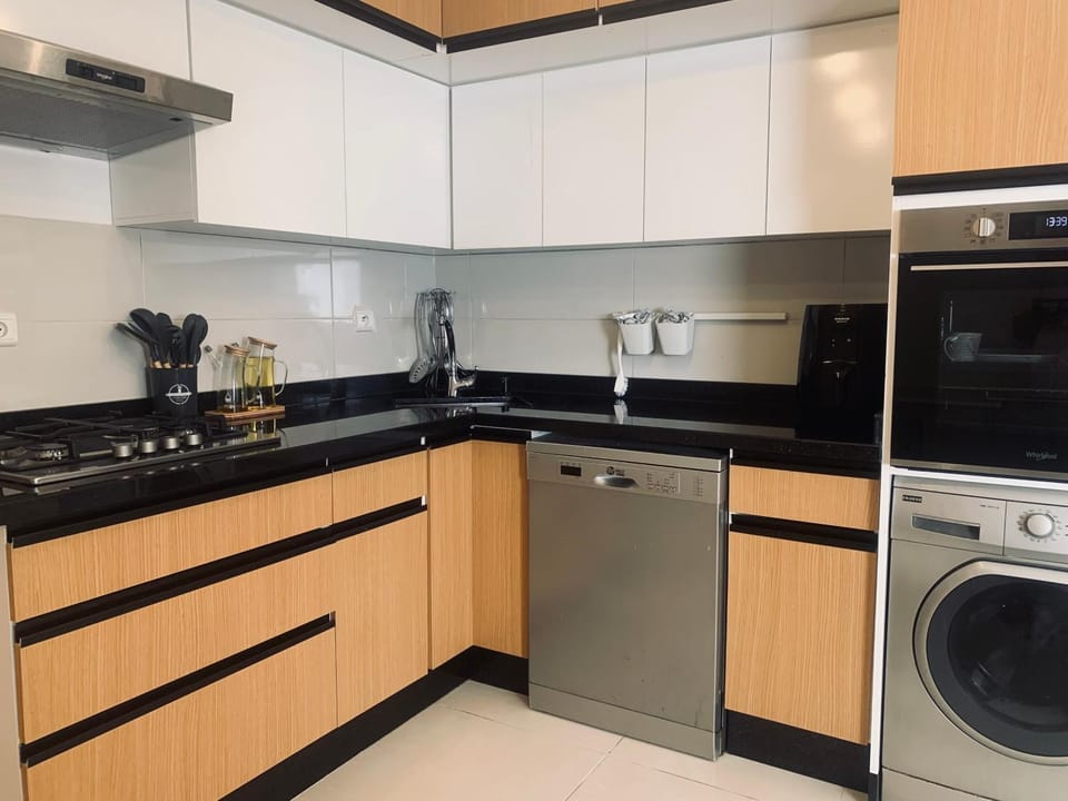 Coffee/tea facilities, dishwasher, oven, stove, toaster, washing machine