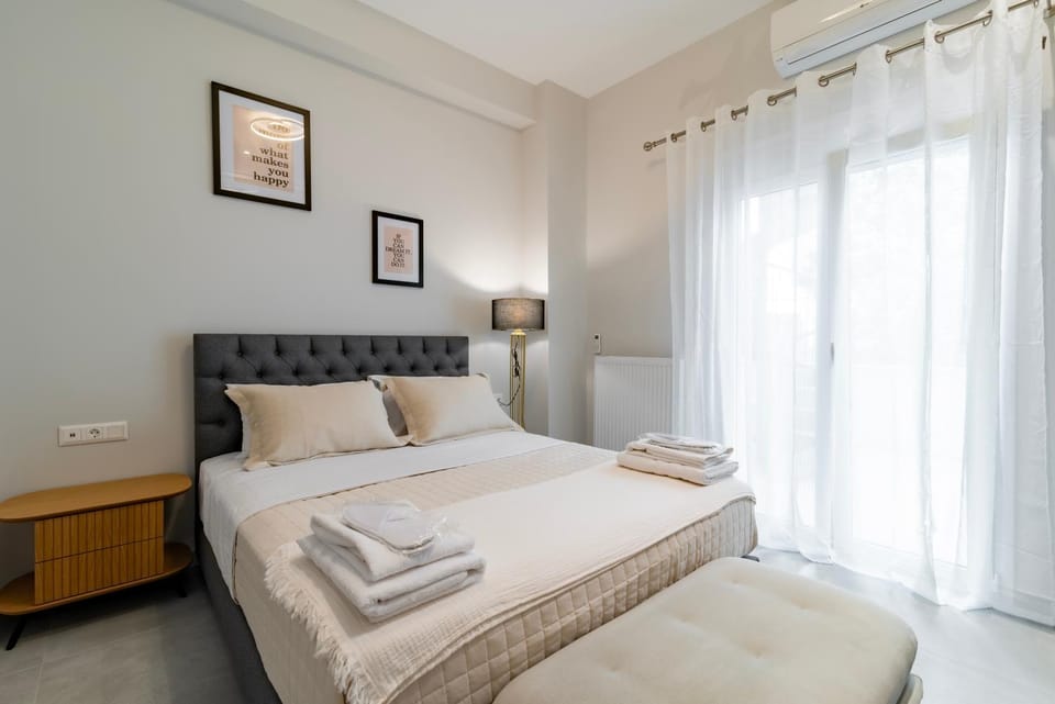 Bed, TV and multimedia, Bedroom