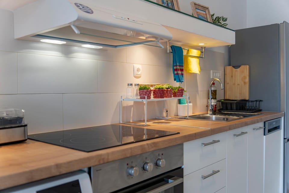 Kitchen or kitchenette, dishwasher