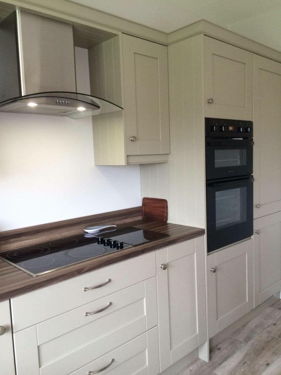 Kitchen or kitchenette, dishwasher, stove