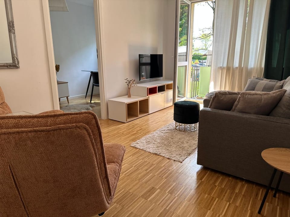 TV and multimedia, Living room, Seating area, Evening entertainment