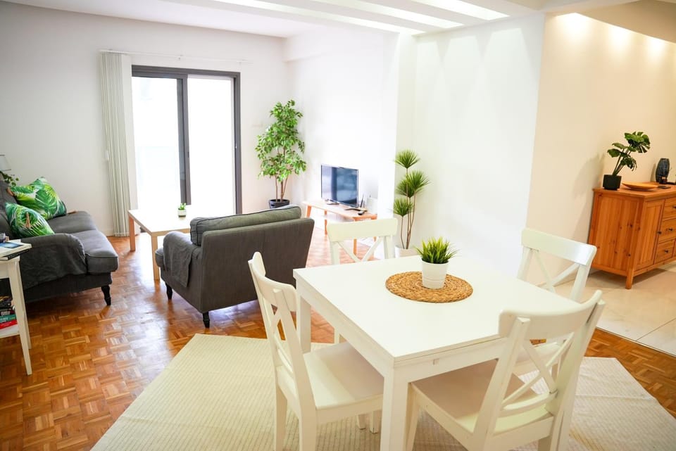 TV and multimedia, Living room, Seating area, Dining area