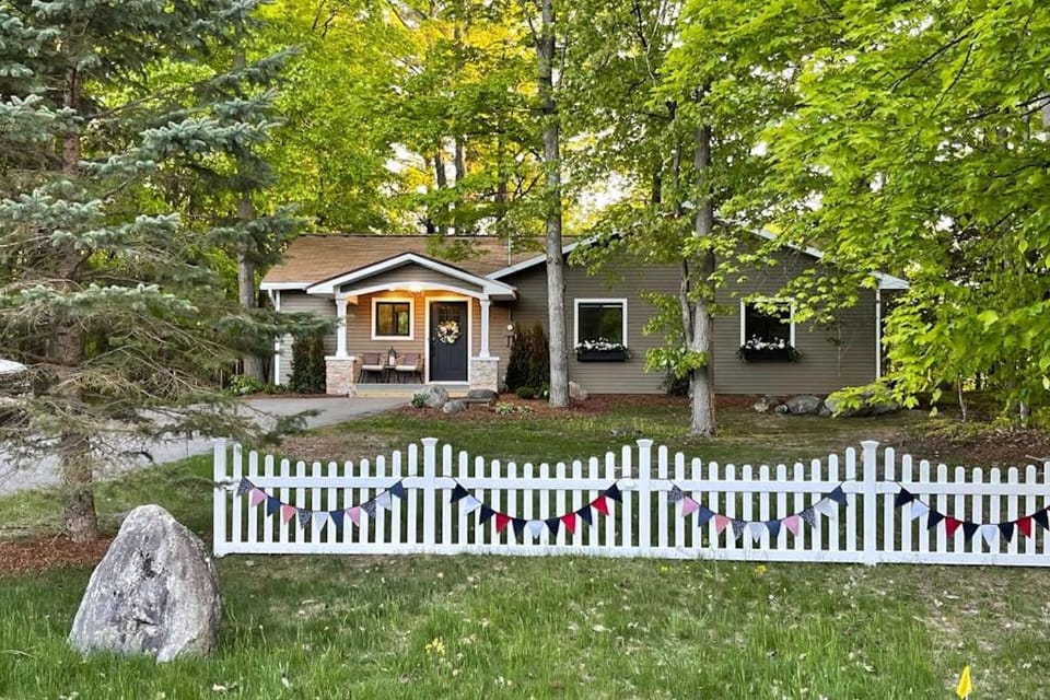 Torch Ridge Residence House in Torch Lake