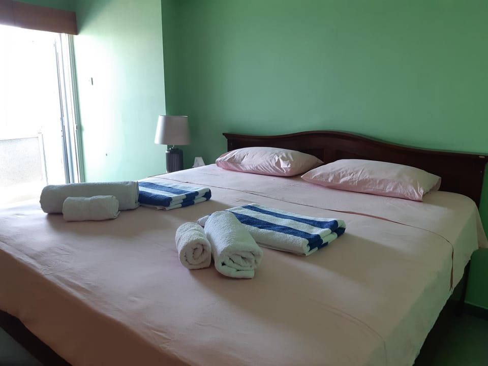 Bed, Bedroom, towels