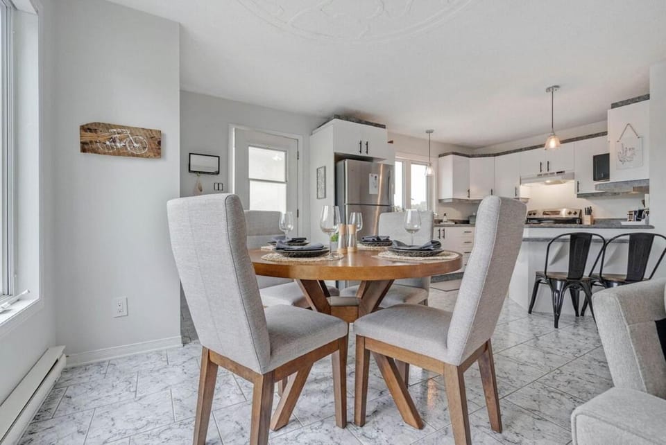 Stylish 2BR on Ottawa River Apartment in Gatineau