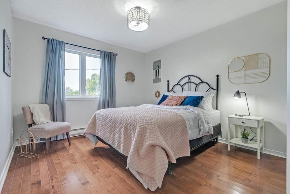 Stylish 2BR on Ottawa River Apartment in Gatineau