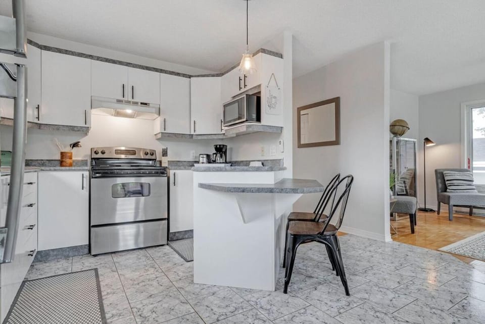 Stylish 2BR on Ottawa River Apartment in Gatineau
