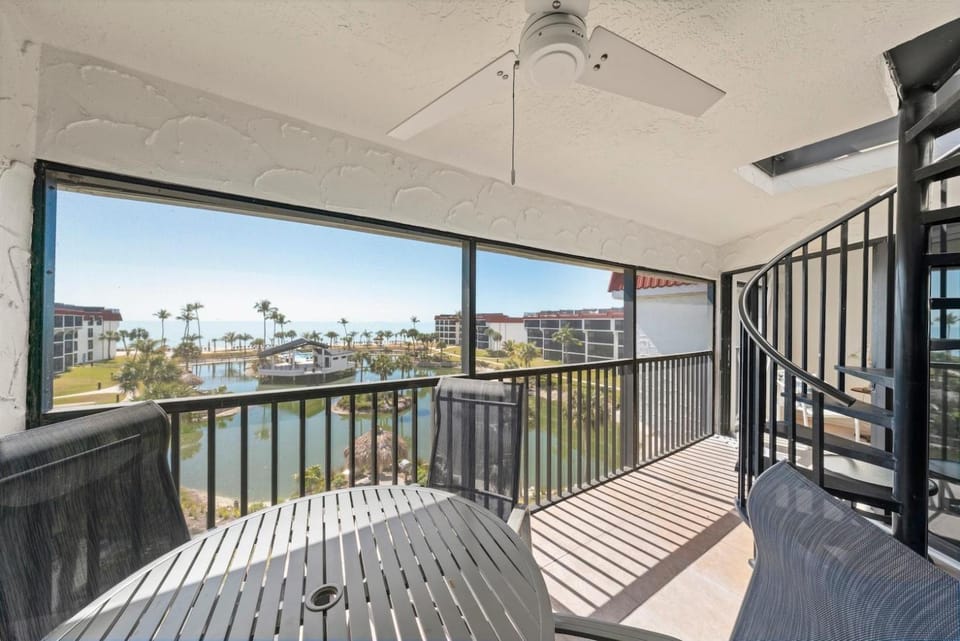 Pointe Santo C42 House in Sanibel Island