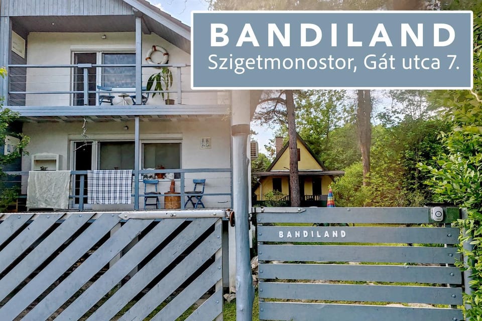Property building, Day, Property logo or sign, Balcony/Terrace, Text overlay, Street view