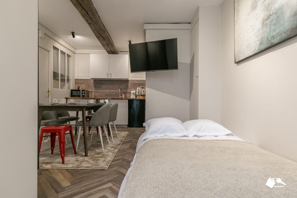 Bed, TV and multimedia, Kitchen or kitchenette, Dining area