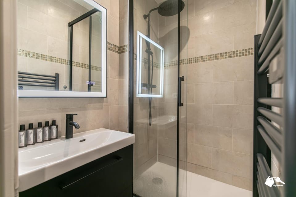 Shower, Bathroom, towels