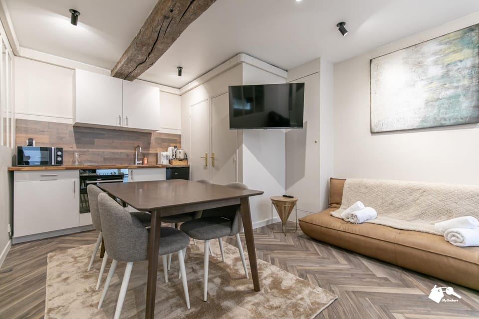 TV and multimedia, Coffee/tea facilities, Kitchen or kitchenette, Living room, Dining area, oven, stove
