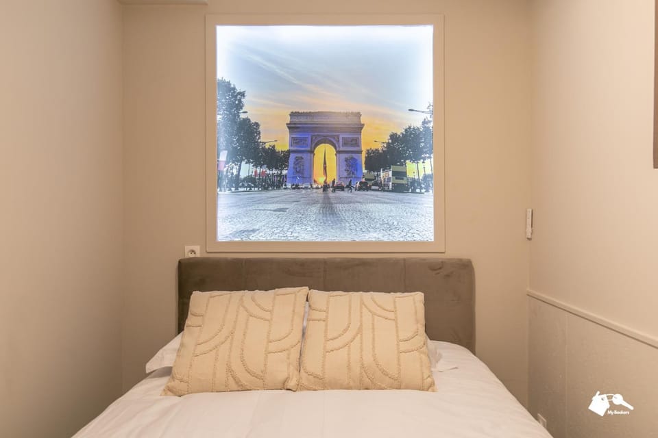 Bed, Photo of the whole room, Decorative detail, Bedroom