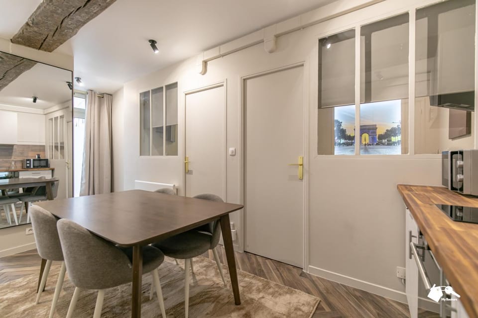 Kitchen or kitchenette, Dining area