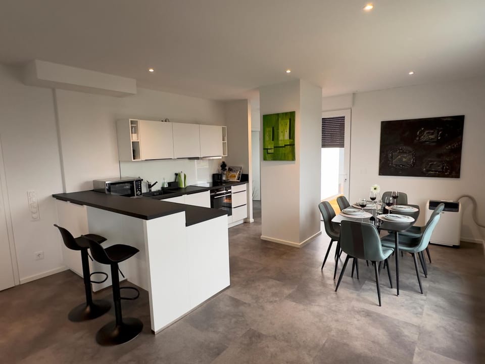 Kitchen or kitchenette, Seating area, Dining area, Facility for disabled guests, air conditioner