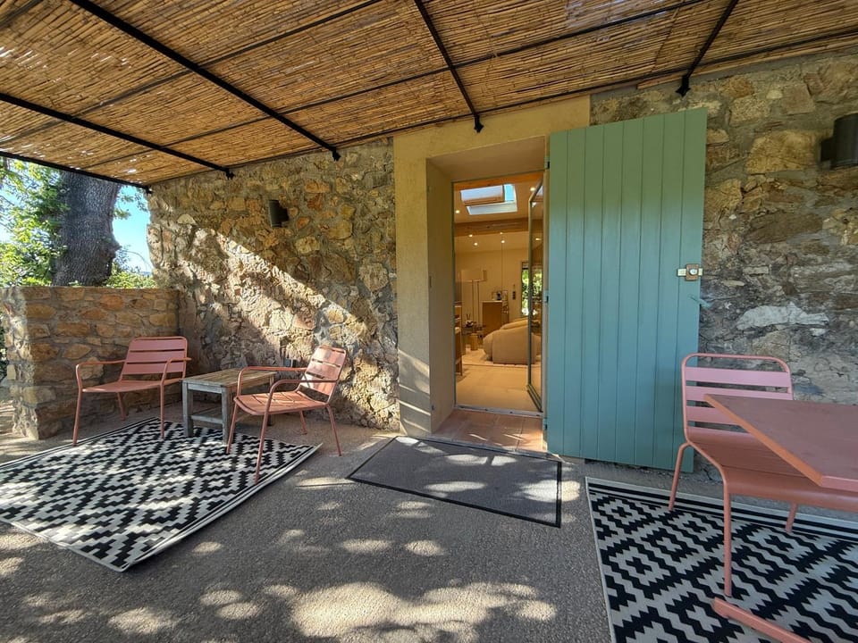 Patio, Facade/entrance, Day, Balcony/Terrace