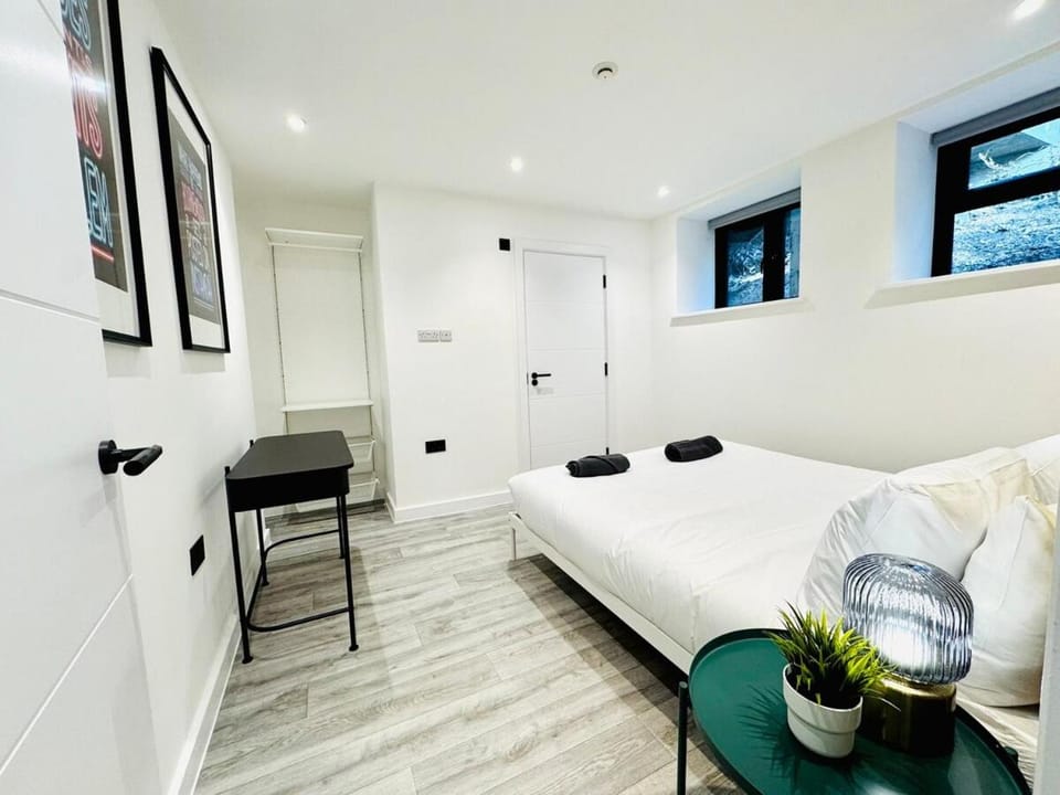BIG Bournemouth 4-Bedroom - 2-Bathroom - Sleeps 10 Apartment in Bournemouth
