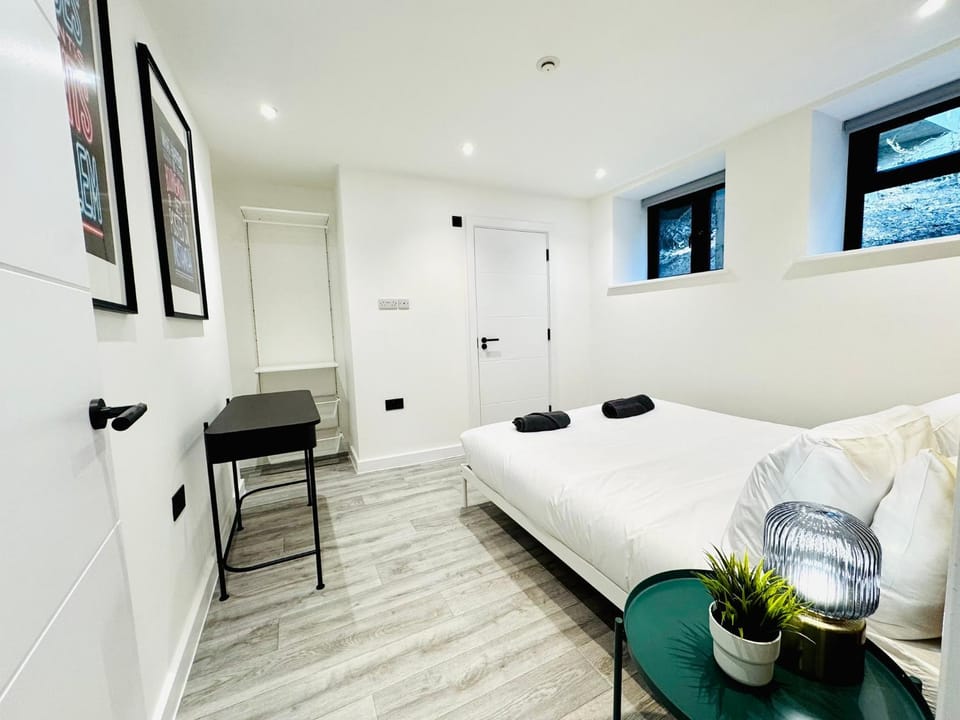 BIG Bournemouth 4-Bedroom - 2-Bathroom - Sleeps 10 Apartment in Bournemouth