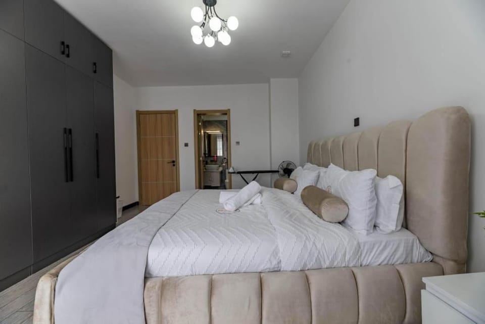 The executive modernly and elegantly furnished three bedroom apartment with swimming pool ,fully equipped gym and other facilities in kilimani Apartment in Nairobi