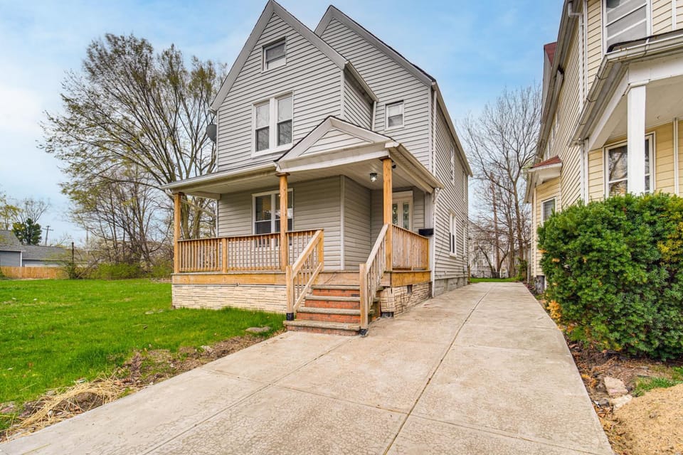 4 Mi to Dtwn Modern Retreat with Yard in Cleveland House in Cleveland Heights