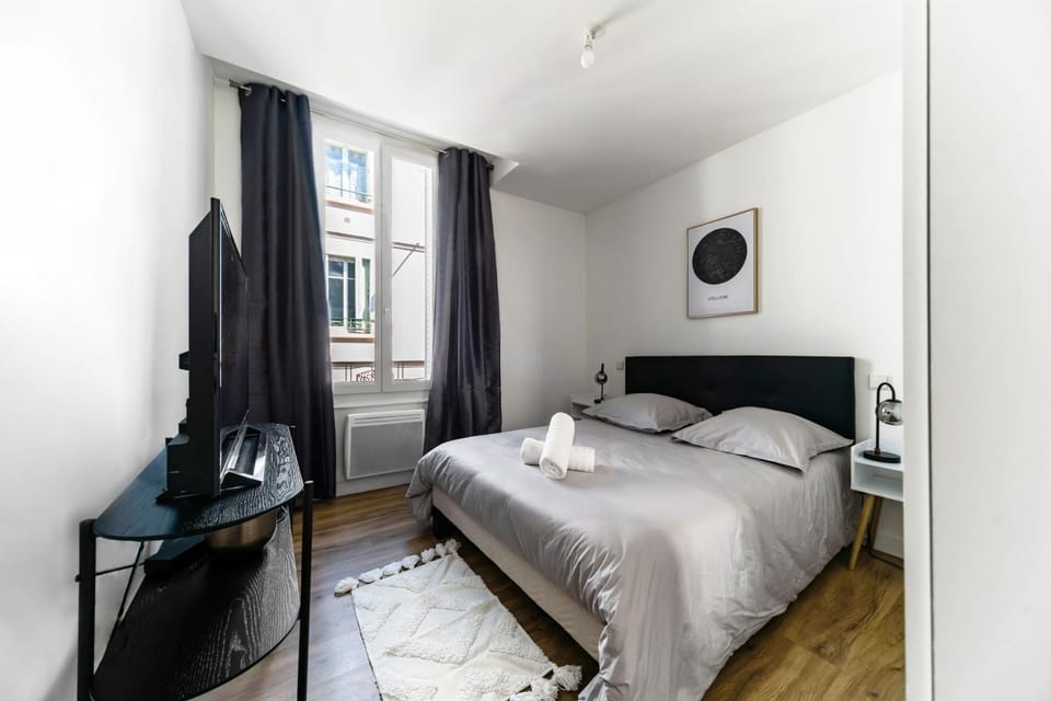 Bed, TV and multimedia, Photo of the whole room, Bedroom, towels