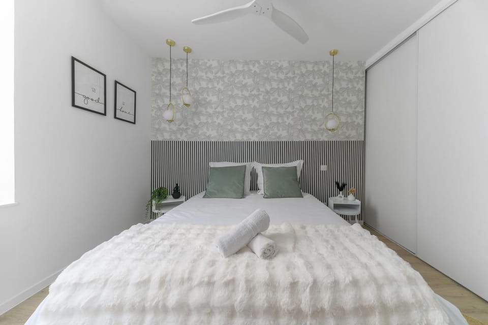 Bed, Photo of the whole room, Bedroom, towels