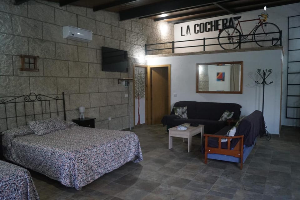 Communal lounge/ TV room, TV and multimedia, Living room, Seating area, Bedroom