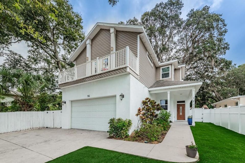 Experience Our Little Bit of Paradise Near Beaches Villa in Tarpon Springs