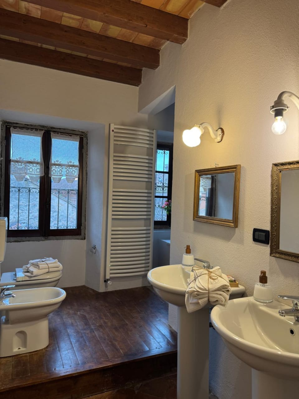 Toilet, Bathroom, towels