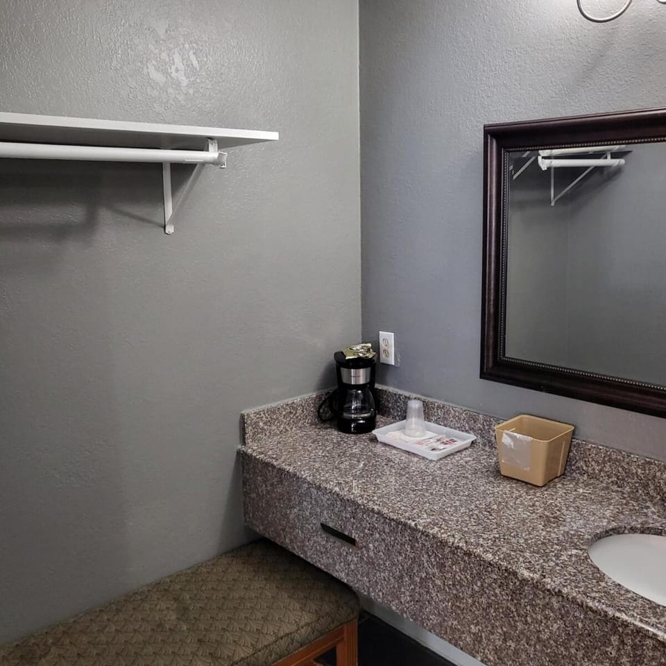 King Bed Hotel Studio 106 Apartment in Texas