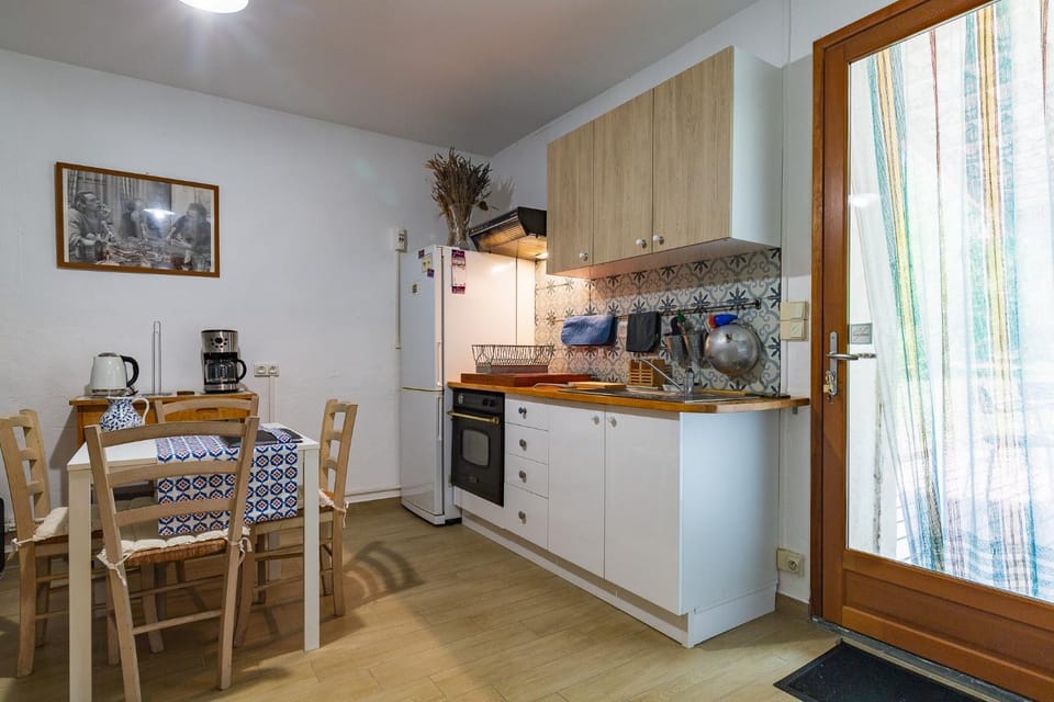 Property building, Kitchen or kitchenette, Living room