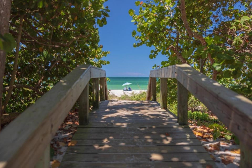 Tiki Hut Hideaway - Cozy Poolside Escape, Walk to Beach House in Vanderbilt Beach
