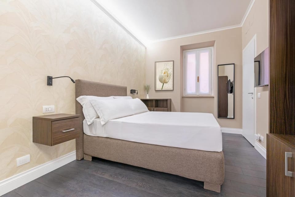 TV and multimedia, Photo of the whole room, Bedroom