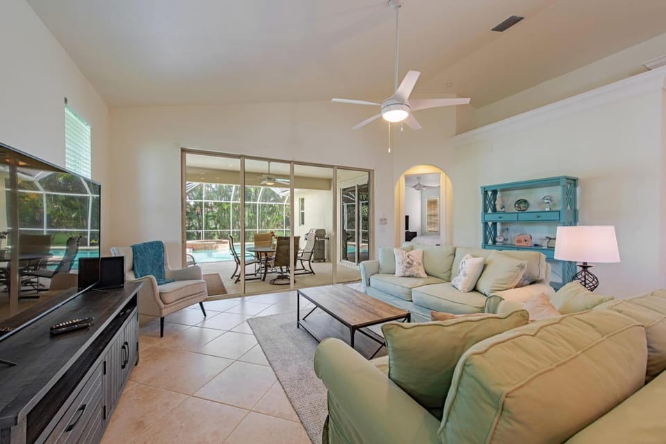 TV and multimedia, Living room, Seating area, Evening entertainment
