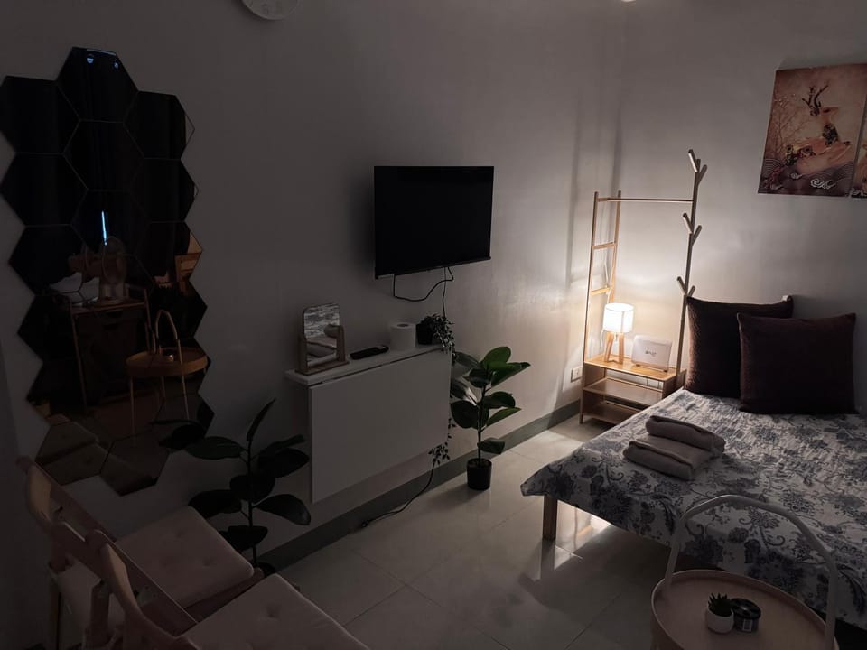 Bed, TV and multimedia, Living room, Seating area, Bedroom