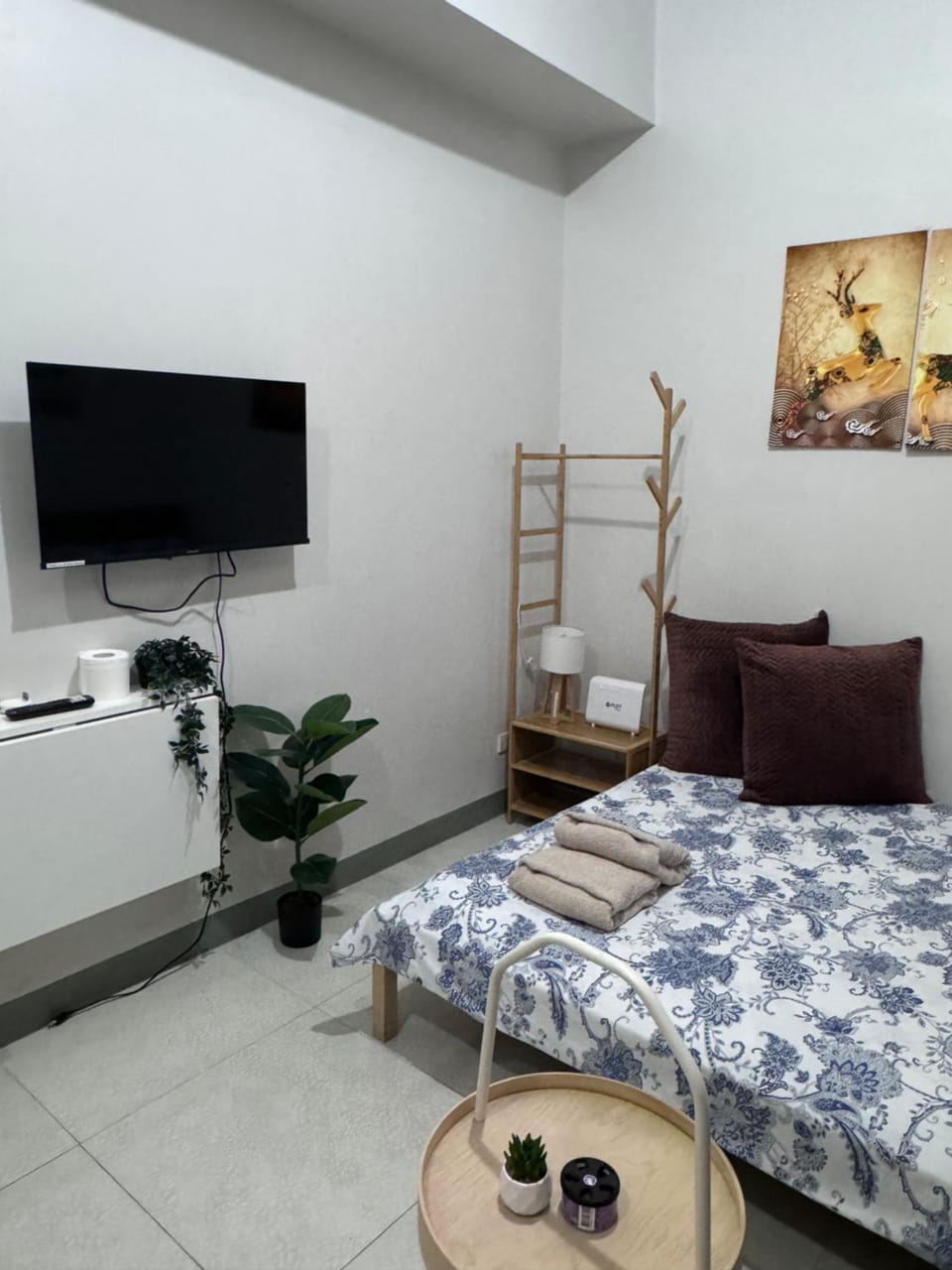 Bed, TV and multimedia, Bedroom