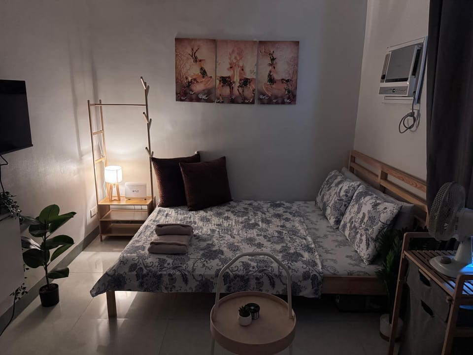 Bed, TV and multimedia, Bedroom, air conditioner