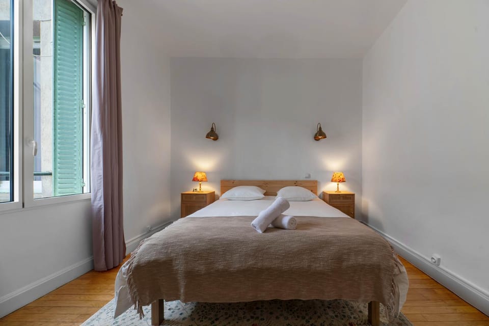 Bed, Photo of the whole room, Bedroom, towels