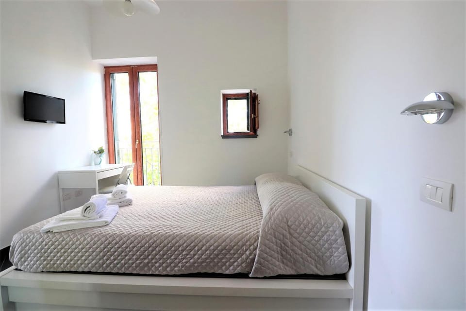 Bed, TV and multimedia, Bedroom