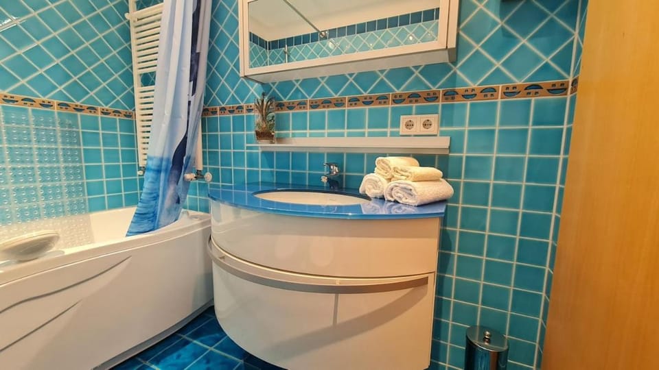 Bright room with private bathroom and market square view Apartment in Mönchengladbach