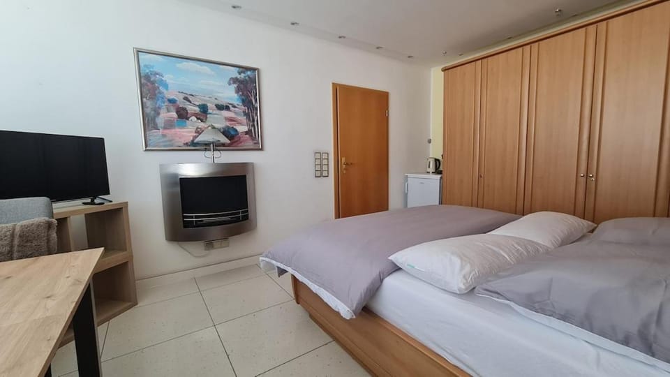Bright room with private bathroom and market square view Apartment in Mönchengladbach