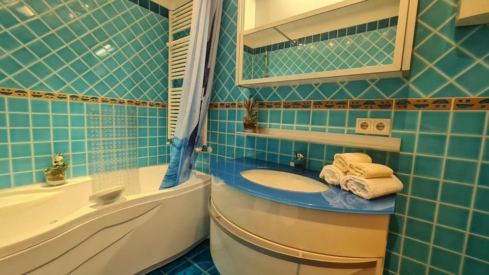 Bright room with private bathroom and market square view Apartment in Mönchengladbach