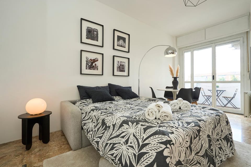 Bed, Living room, Photo of the whole room, Seating area, Bedroom