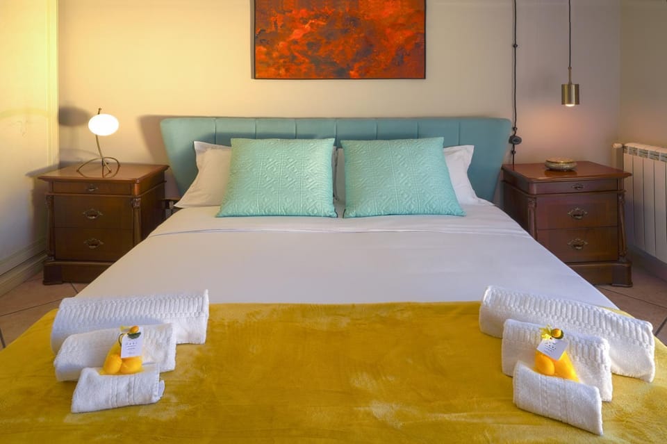 Bed, Bedroom, towels