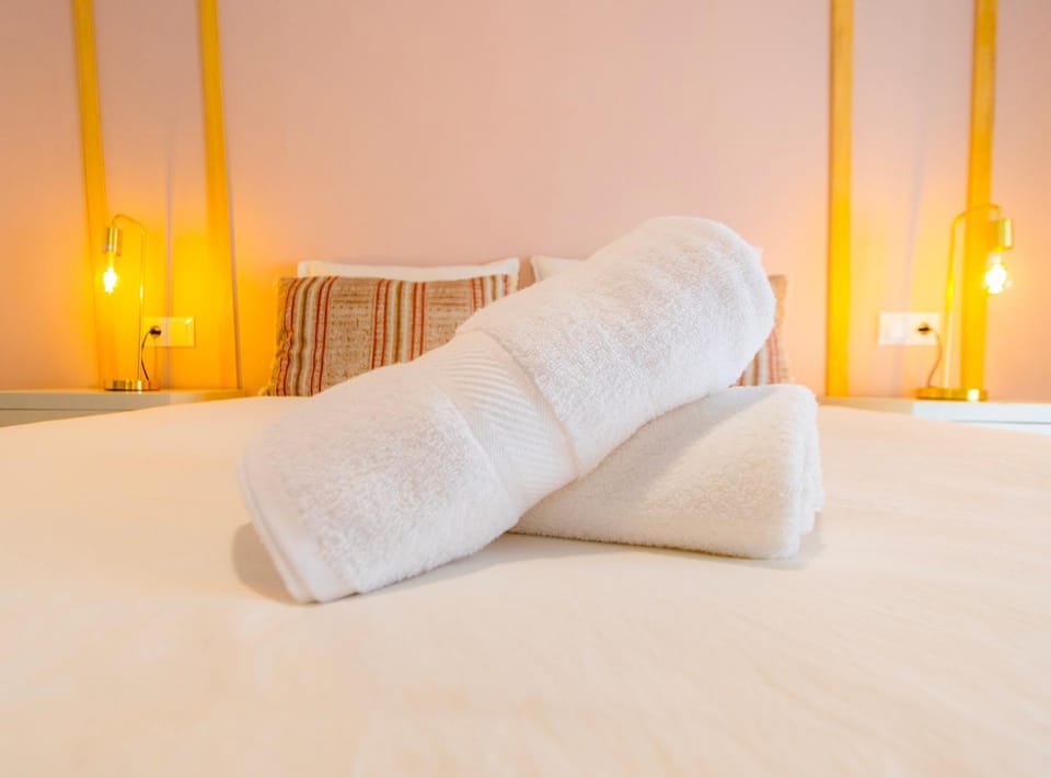 Photo of the whole room, Bedroom, towels