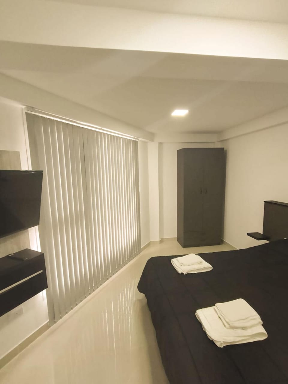 Bed, TV and multimedia, Photo of the whole room, Bedroom, towels