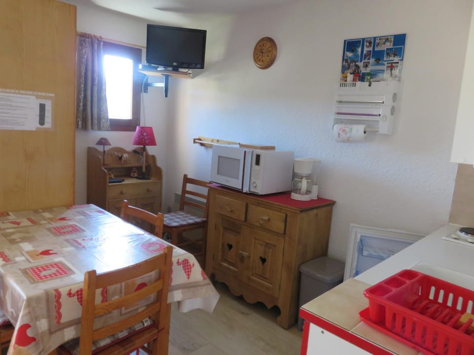 TV and multimedia, Coffee/tea facilities, Kitchen or kitchenette, Dining area, oven