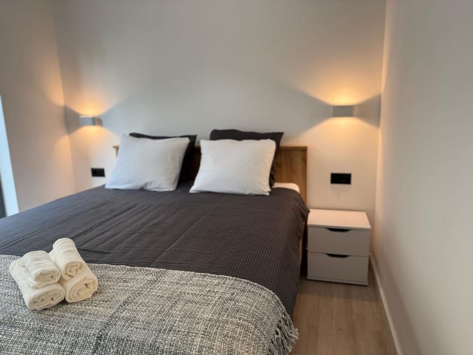 Bed, Photo of the whole room, Bedroom, towels