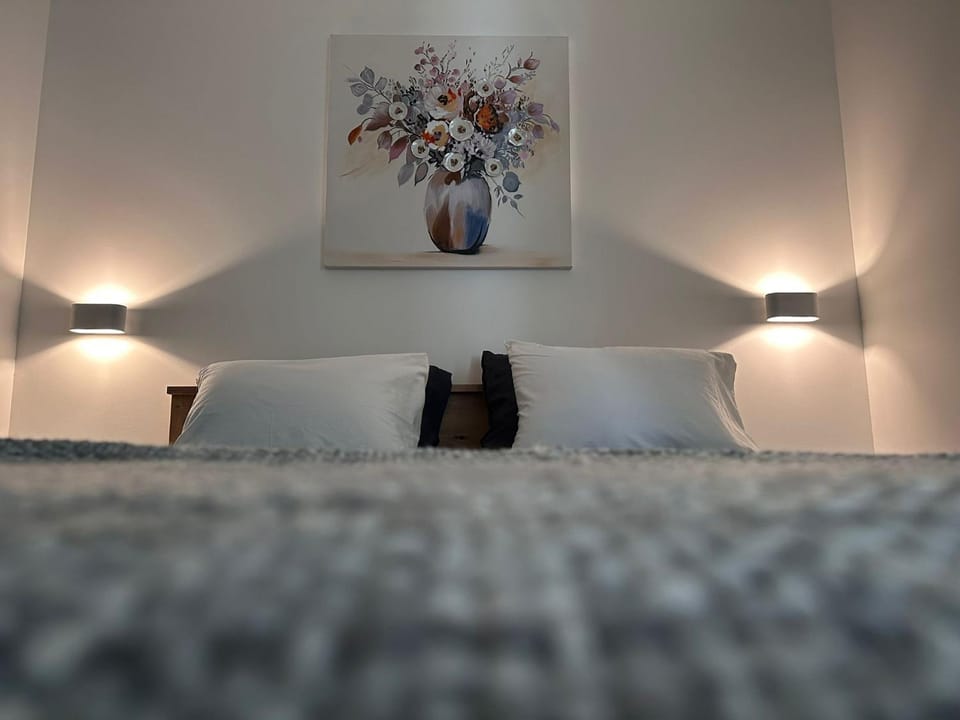 Bed, Living room, Photo of the whole room, Seating area, Bedroom