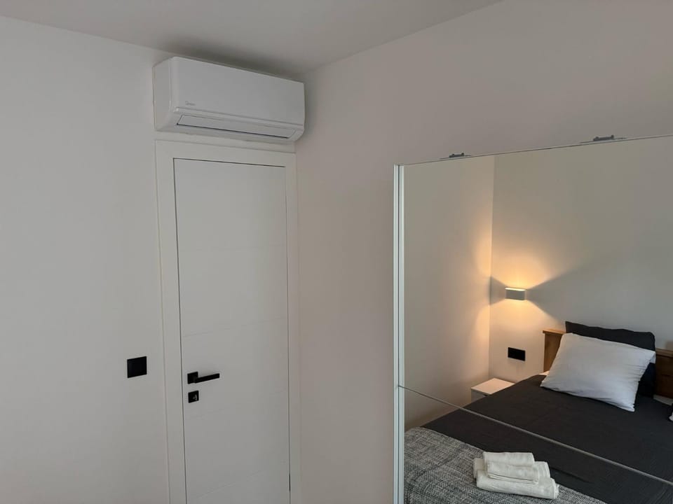 Bed, Photo of the whole room, towels, wardrobe, air conditioner